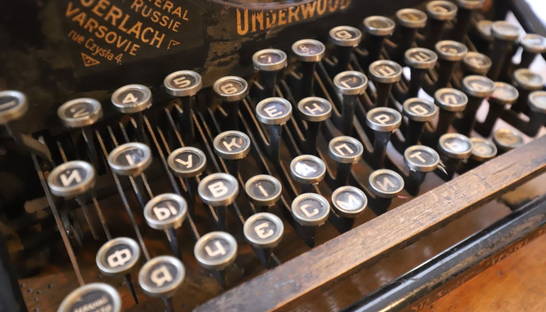 Смартфоны и компьютеры соединили с печатной машинкой: видео