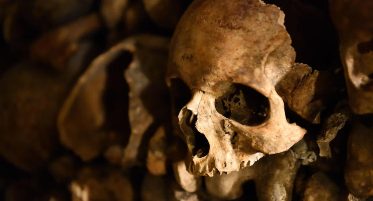 Археологи нашли 50 женских скелетов в квадратных гробницах