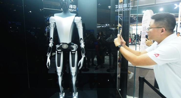 Гуманоїди поруч: Ілон Маск показав своїх роботів Optimus