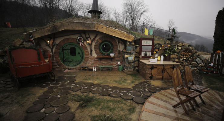 В Киевской области построили бомбоубежище в виде "Дома для хоббитов"