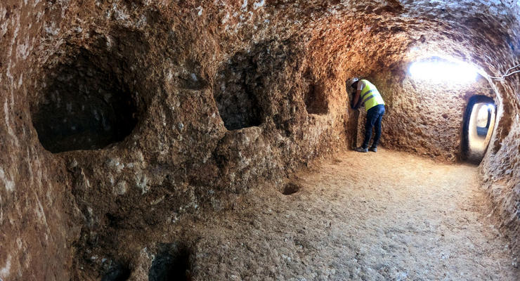 В Турции мужчина под своим домом нашел 2000-летний город