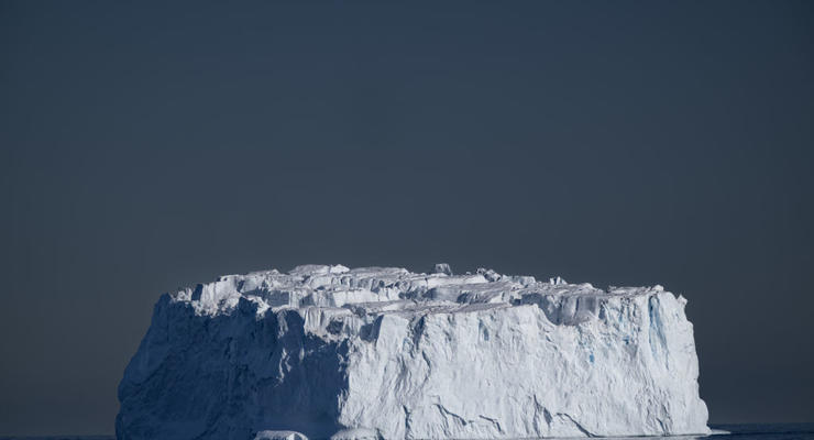 4000 кв м площади: самый большой в мире айсберг пустился вплавь