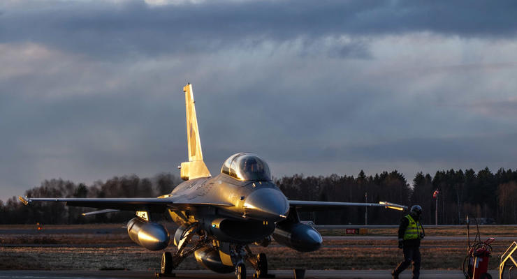 Сбивают ракеты и дроны: пилот Ми-8 объяснил важность F-16 в Украине