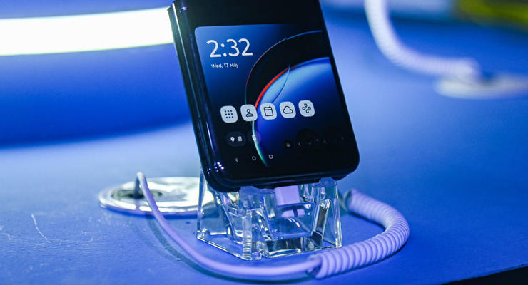 Motorola выпустит новую сенсорную раскладушку: фото
