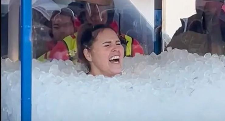 Новий рекорд світу: жінка простояла в кубі з льодом 3+ години