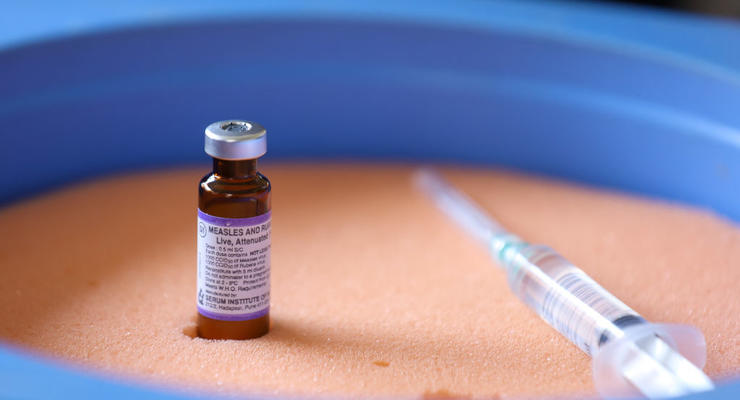 Угроза здоровью грудничка: какие прививки должно сделать себе окружение