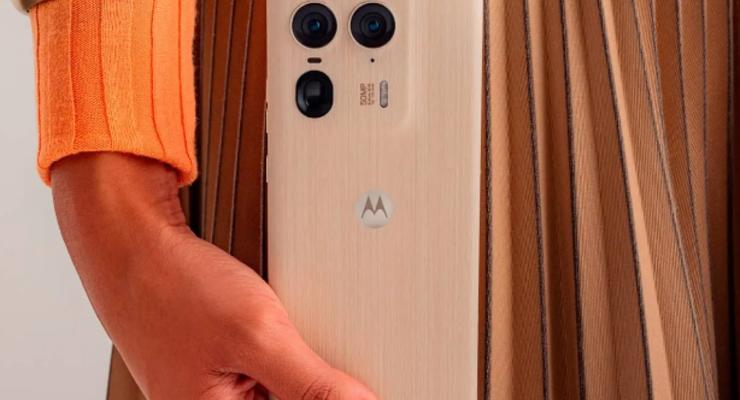 Потужні камери та "дерев'яна" кришка: вийшов смартфон Motorola Edge 50 Ultra