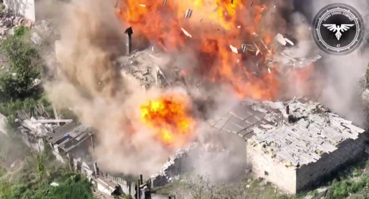 Шикарний вибух: ЗСУ показали знищення сараю з окупантами