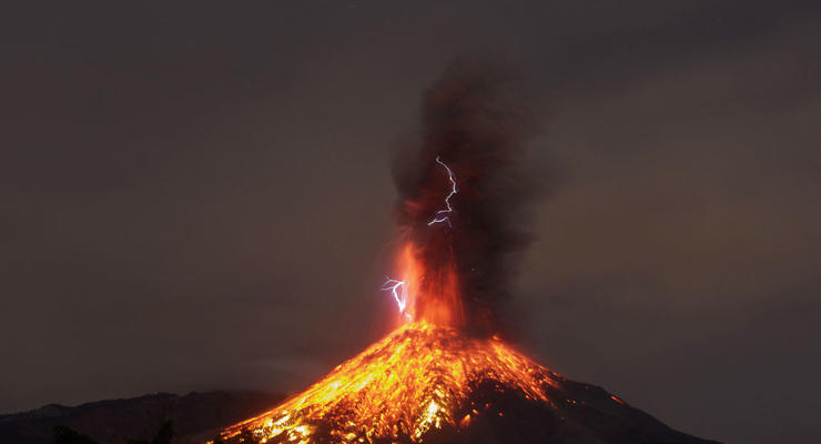 Кадри з фільму-катастрофи: на відео зняли влучання блискавки у вулкан