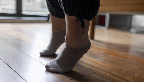 Перечислены продукты и напитки, из-за которых отекают ноги