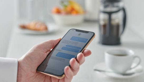 Спалили переписки с проститутками: мужчина-изменник подал в суд на Apple