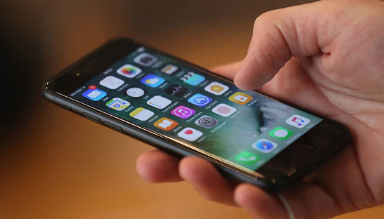 Новые iPhone могут получить сменные задники с функциями